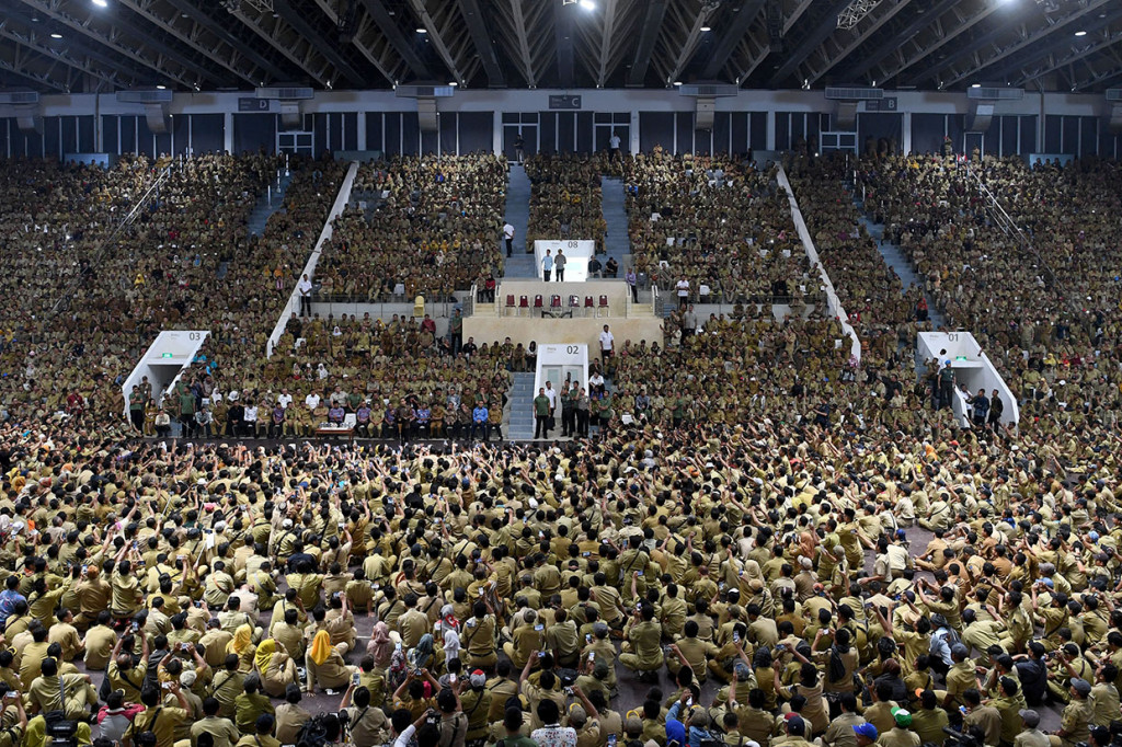 Selain gaji, menurut Jokowi, perangkat desa kedepannya juga akan mendapatkan layanan dari Badan Penyelenggara Jaminan Sosial (BPJS). Menurut dia, perbaikan kesejahteraan para perangkat desa itu akan dilakukan lewat revisi peraturan pemerintah PP 47 Tahun 2015 tentang desa.