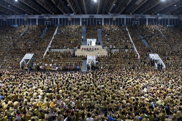 Selain gaji, menurut Jokowi, perangkat desa kedepannya juga akan mendapatkan layanan dari Badan Penyelenggara Jaminan Sosial (BPJS). Menurut dia, perbaikan kesejahteraan para perangkat desa itu akan dilakukan lewat revisi peraturan pemerintah PP 47 Tahun 2015 tentang desa.