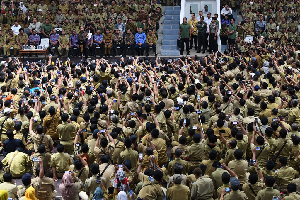 Menanggapi tuntutan para perangkat desa itu, Jokowi menjelaskan bahwa pemerintah melalui Menteri Keuangan, Menteri Dalam Negeri, serta Menteri Pendayagunaan Aparatur Sipil Negara dan Reformasi, telah menggelar rapat terbatas pada Rabu pekan lalu dan menyetujui kenaikan gaji ini. 