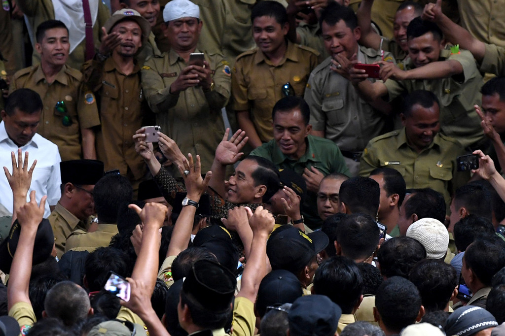 Presiden Joko Widodo berswafoto ketika bertemu ribuan perangkat desa yang tergabung dalam Persatuan Perangkat Desa Indonesia di Istora Senayan, Jakarta.