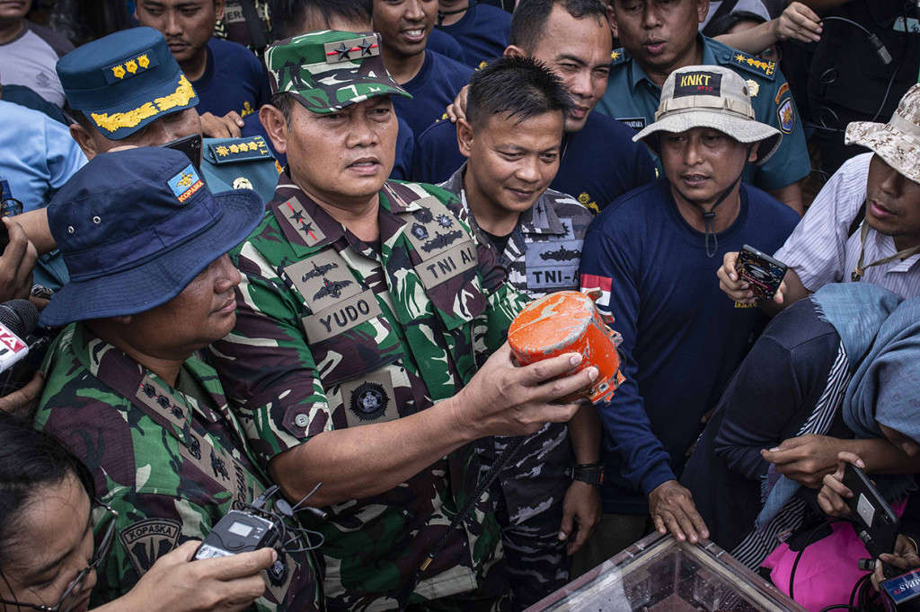 Panglima Koarmada I Laksamana Muda TNI Yudo Margono (tengah) menunjukkan kondisi bagian kotak hitam (black box) berisi Cockpit Voice Recorder (CVR) pesawat Lion Air bernomor registrasi PK-LQP dengan nomor penerbangan JT 610 yang telah ditemukan oleh Dinas Penyelamatan Bawah Air (Dislambair) Koarmada I di KRI Spica-934 , perairan Tanjung Karawang, Jawa Barat.