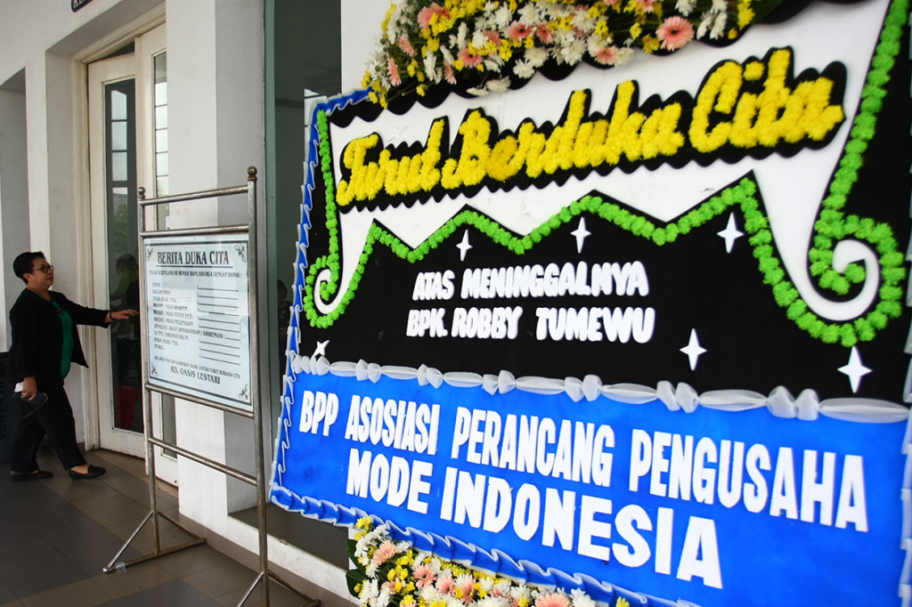 Kabar duka datang dari dunia hiburan dan mode. Robby Tumewu, aktor dan perancang busana kelahiran 1953, dikabarkan telah meninggal dunia. Antara Foto/Muhammad Iqbal