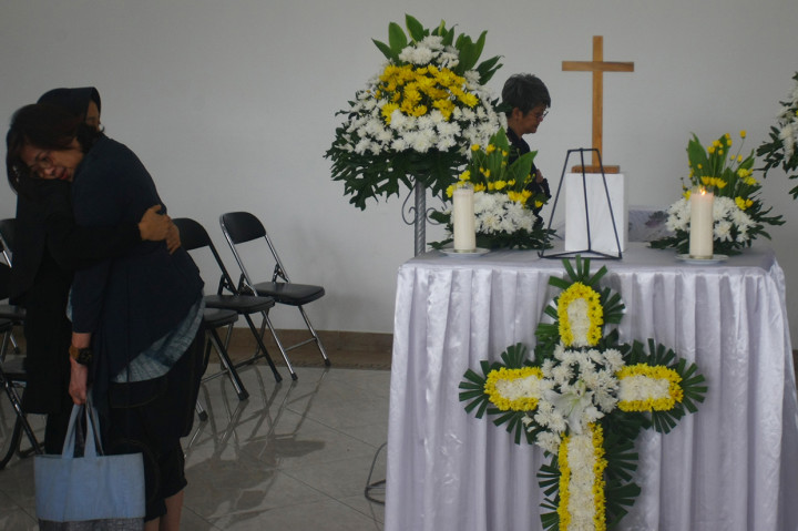 Keluarga dan kerabat berdoa dia samping peti jenazah Robby Tumewu di Rumah Duka Oasis Tangerang, Banten. Aktor yang juga perancang busana Robby Tumewu meninggal dunia dalam usia 65 tahun karena sakit stroke yang dideritanya dan rencananya jenazah akan dikremasi pada Kamis (17/1). Antara Foto/Muhammad Iqbal
