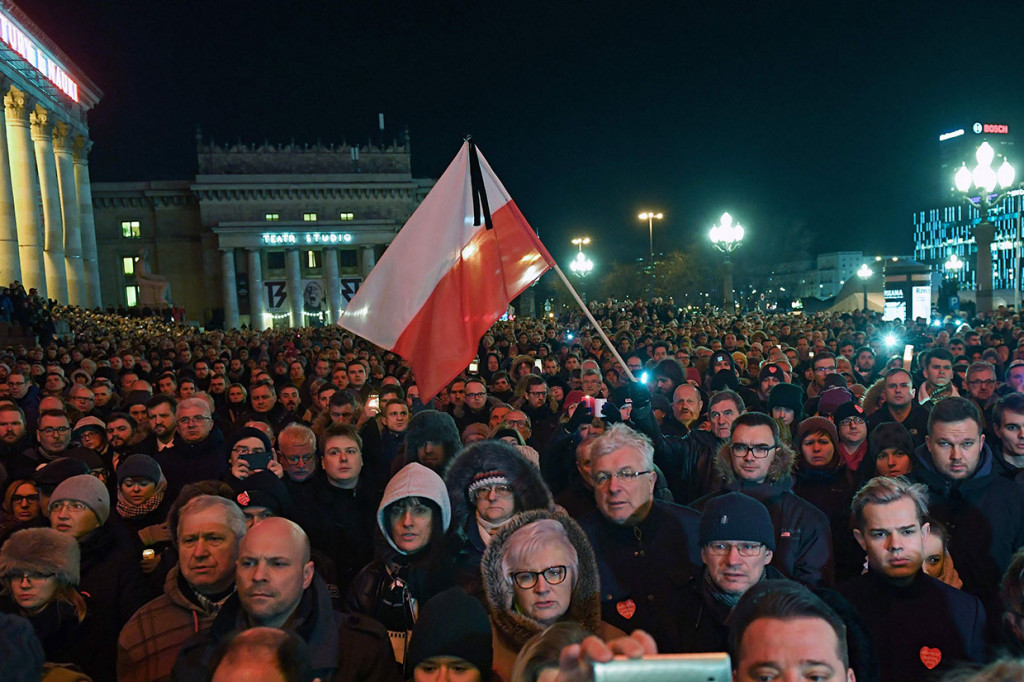 Adamowicz meninggal setelah ditikam di jantungnya oleh seorang mantan napi saat acara penggalangan dana untuk amal, sehari sebelumnya. Adamowicz menjalani operasi di rumah sakit namun menyerah karena luka-lukanya.