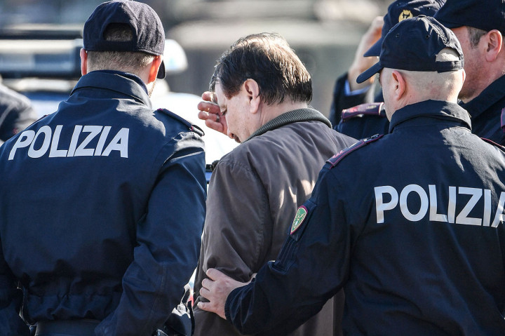 Battisti, 64 tahun, menghadapi hukuman penjara seumur hidup di Italia, tempat ia terbukti terlibat dalam empat pembunuhan pada tahun 1970-an. Ia menolak pertanggungjawabannya atas pembunuhan itu dan kabur dari penjara pada 1981. Dia kemudian tinggal di Prancis sebelum melarikan diri ke Brasil untuk menghindari ekstradisi.