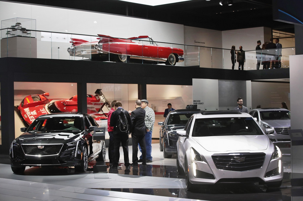 Cadillac menampilkan Eldorado sebagai daya tarik di booth. Desainnya unik dan ikonik.  