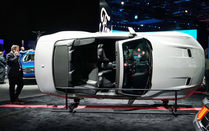 Ford juga menghadirkan versi convertible untuk muscle car andalannya, Mustang. 