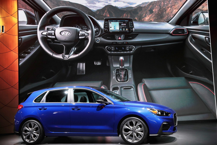 Hyundai memperkenalkan Elantra GT N Line. Elantra berubah wujud dari midsize sedan menjadi crossover mewah. 