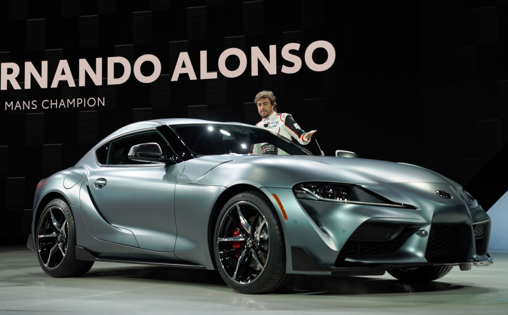Pembalap F1 Fernando Alonzo jadi bintang tamu peluncuran Toyota Supra 2020. Toyota kembali memproduksi coupe yang 17 tahun lalu dihentikan produksinya.