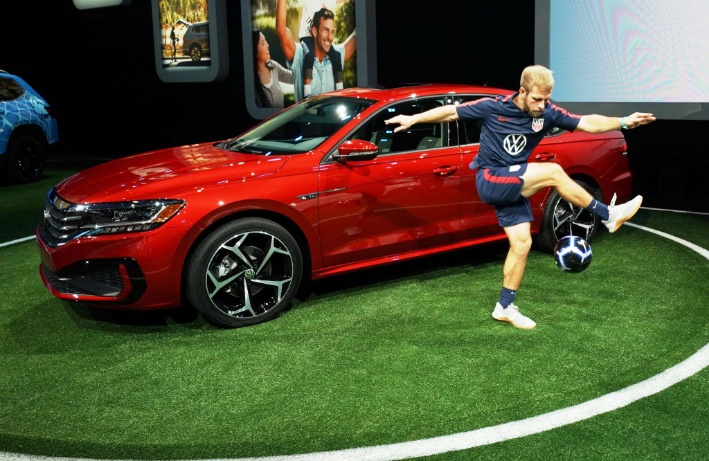 Volkwagen menampilkan generasi baru sedan Passat. Pabrikan asal Jerman ini sedang menjajaki peluang produksi bersama dengan Ford. 