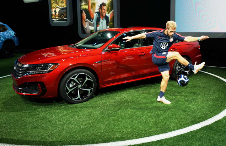 Volkwagen menampilkan generasi baru sedan Passat. Pabrikan asal Jerman ini sedang menjajaki peluang produksi bersama dengan Ford. 