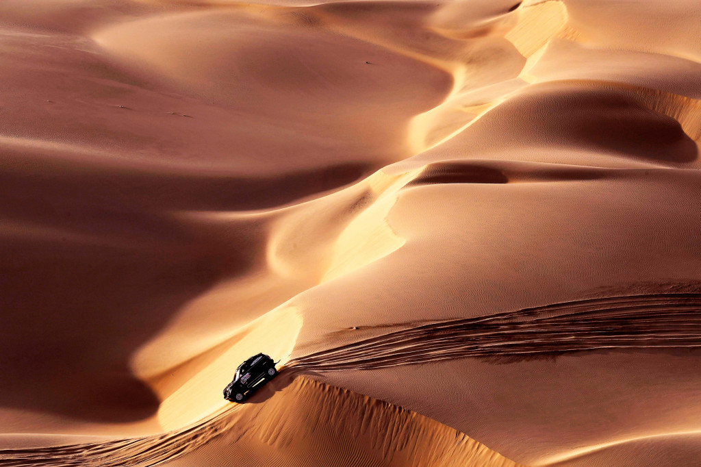 Nani Roma - Alexandre Haro membesut Mini menuruni tebing pasir etape 2 yang membentang dari Pisco hingga San Juan de Marcona.