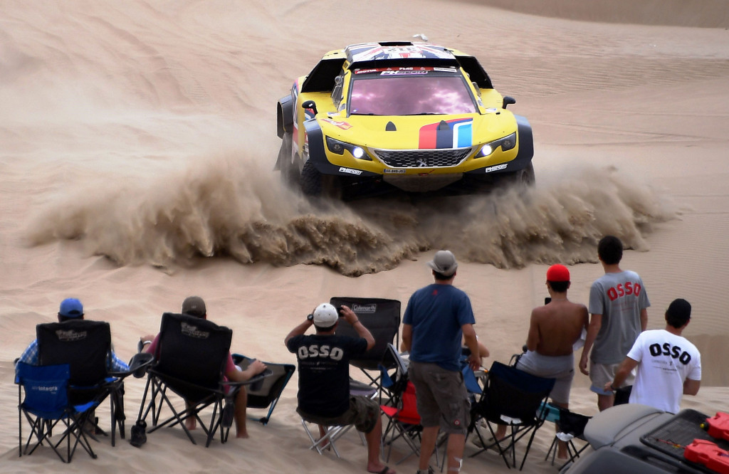 Antusiasme warga menonton jalannya reli sering membayahakan nyawa mereka. Seperti yang dialami Harry Hunt - Woueter Rosegarr dari tim Peugeot. 