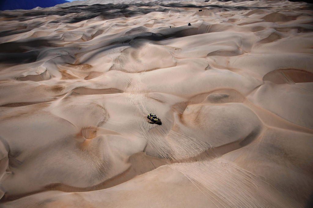Rangkaian bukit pasir yang tampak landai seperti di etape enam ini menyembunyikan jebakan-jebakan maut. 