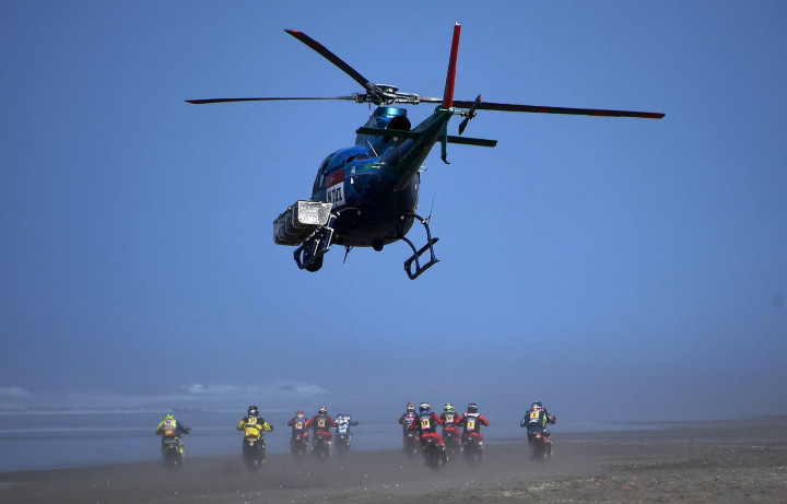 Helikopter tim medis terbang di atas serombongan peserta yang membesut sepeda motor di etape 5 Tacna - Arequipa. Keranjang di yang diusung untuk evakuasi pereli yang mengalami kecelakaan parah. 
