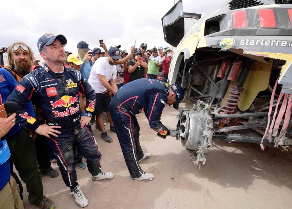 Sebastien Loeb - Daniel Elena yang favorit juara mengalami pecah ban hingga hancur di etape 4 antara Arequipa - Tacna. 