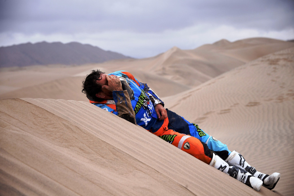 Marcos Colvero terbaring di pasir menunggu tim medis. Pereli asal Brazil ini terbanting dari sepeda motornya di etape 3 San Juan de Marcona - Arequipa. 