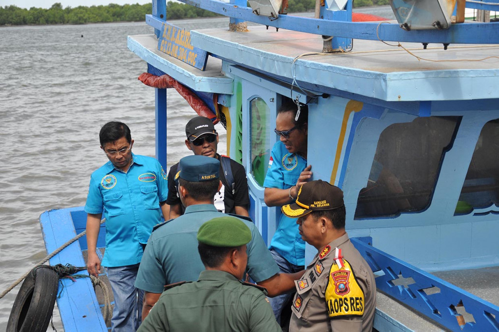Deputi Pemberantasan BNN Irjen Pol Arman Depari (kanan) memeriksa kapal yang diamankan di dermaga Bea Cukai Pelabuhan Belawan, Medan, Sumatera Utara.