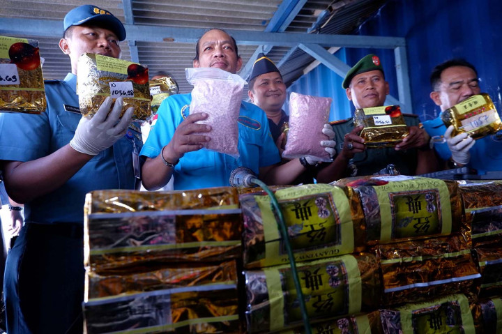 Petugas gabungan BNN dan Bea Cukai berhasil menangkap empat ABK dan satu orang narapidana yang diduga pengendali di lapas Tanjung Gusta serta mengamankan kapal KM Karibia yang berusaha menyelundupkan 70 bungkus seberat 70 kilogram sabu dan dua bungkus pil ekstasi dari Malaysia dengan tujuan Aceh.