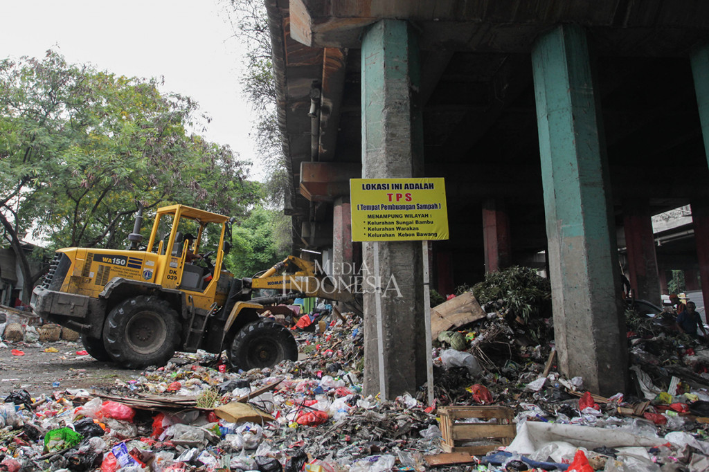 Kolong tol tersebut beralih fungsi menjadi tempat pembuangan sementara (TPS) sampah yang menampung sampah dari tiga kelurahan.