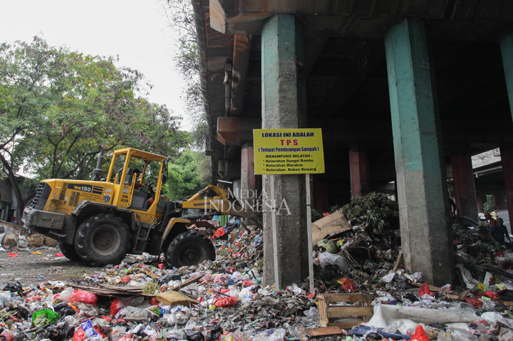 Kolong tol tersebut beralih fungsi menjadi tempat pembuangan sementara (TPS) sampah yang menampung sampah dari tiga kelurahan.