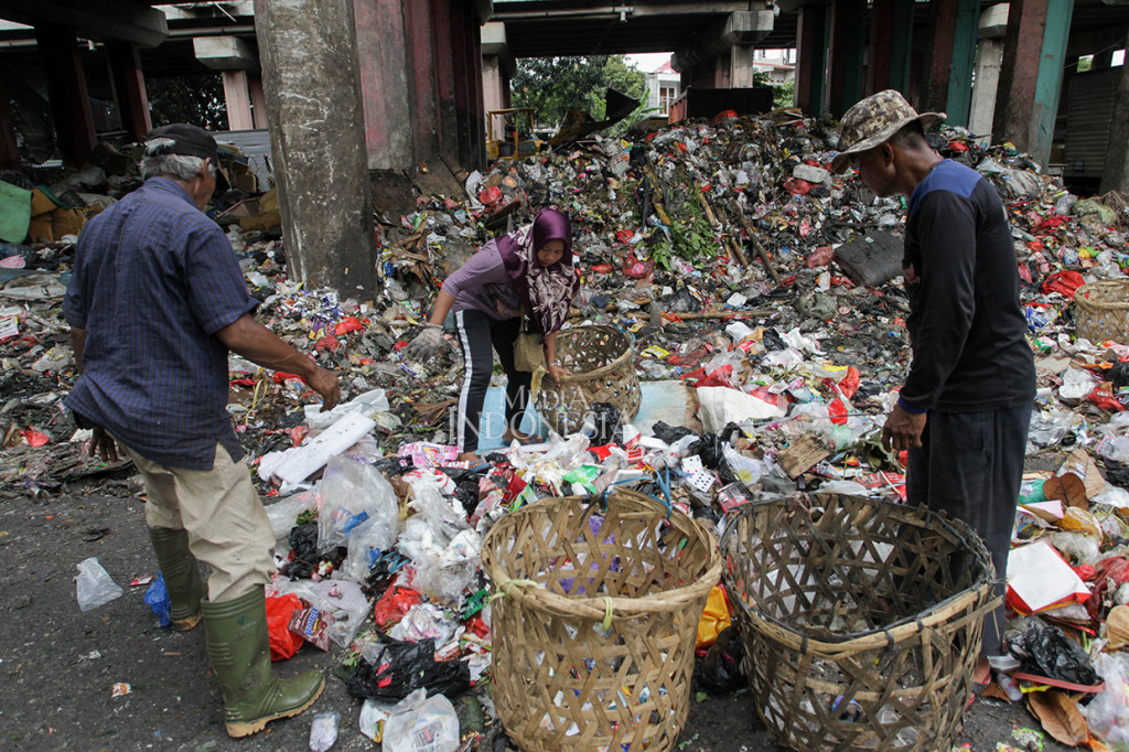Nantinya, di sepanjang kolong tol Wiyoto Wiyono tepatnya di Jalan Sungai Banyak, Tanjung Priok akan diberikan keranjang sampah.