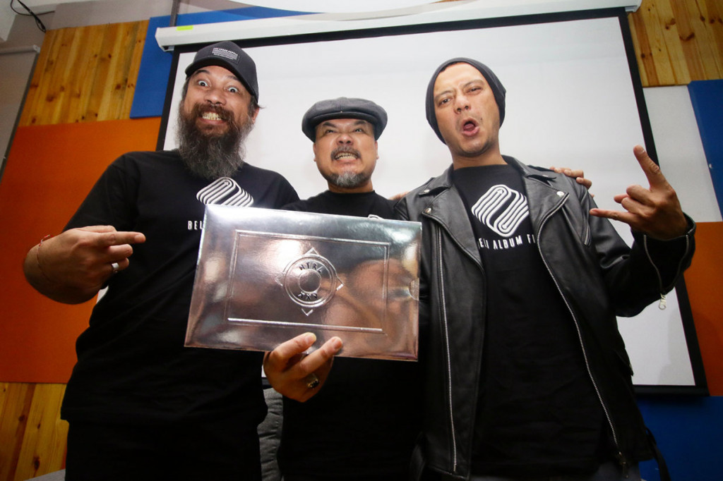 Vokalis Band NTRL Bagus (tengah) bersama gitaris Christopher Bollemeyer (kiri), dan drumer Eno  menunjukkan album fisik 'XXV' Band NTRL saat peluncurkan di Jakarta, Selasa, 15 Januari 2019.