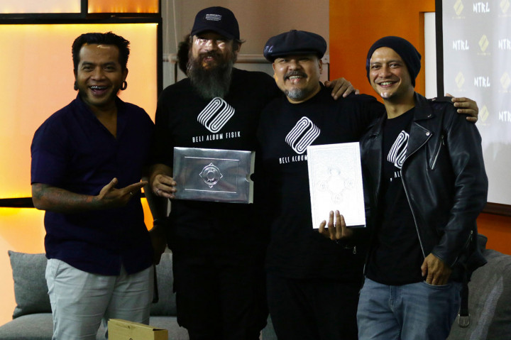 Untuk album yang terdapat dalam boxset berisi 26 lagu yang terdiri dari tujuh lagu baru dan 19 lagu lama yang diaransemen ulang. Sedangankan DVD film dokumenternya, bercerita tentang sejarah awal mula band NETRAL, pembuatan album perdana, keluarnya personel hingga perubahan nama band menjadi NTRL. Boxset NTRL dijual dengan harga Rp350 ribu. Setiap box juga disertai dengan sertifikat kepemilikan.