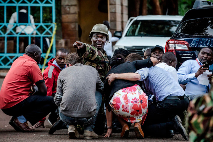 Anggota pasukan khusus melindungi warga yang berada di sekitar kejadian serangan di pinggiran Westlands tersebut.