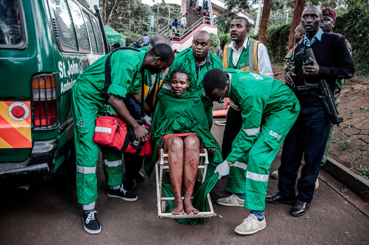 Sejumlah tamu menderita luka serius. Korban cedera diperkirakan berjumlah ratusan.