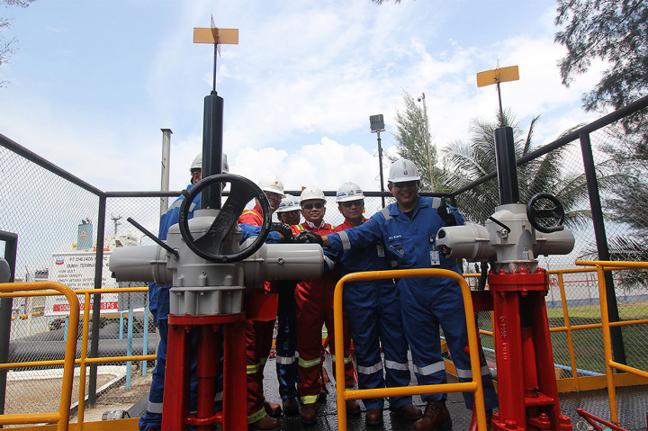 VP Supply Export Operation PT. Pertamina (Persero), Agus Witjaksono (kedua kanan) bersama Senior VP PGPA PT. CPI Wahyu Budiarto (kanan), dan rombongan menekan tombol sirine sebagai tanda peresmian lifting perdana minyak mentah (crude oil) di Terminal Oil Wharf No.1 Pelabuhan PT. CPI di Dumai, Riau, Selasa, 15 Januari 2019.