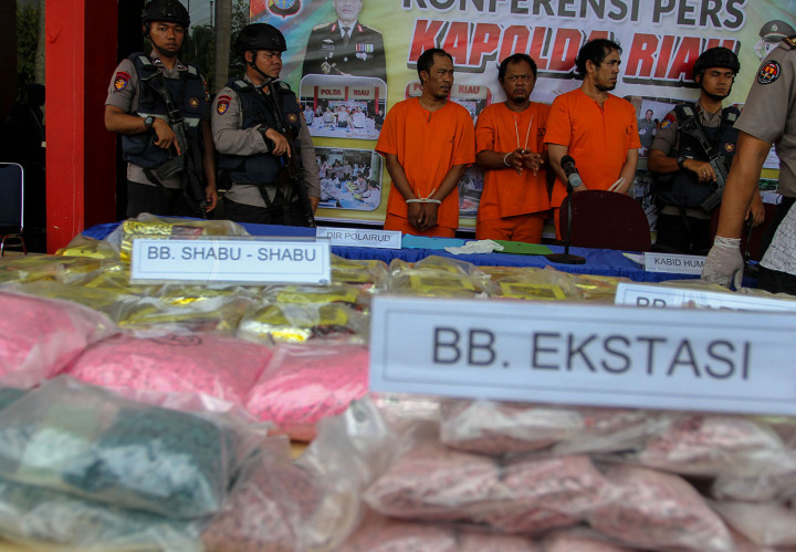 Petugas berhasil mengamankan sebanyak 37 kg sabu-sabu, 75 ribu pil ekstasi dan 10 ribu pil happy five dari sebuah kapal kayu (pompong) beserta tiga orang tersangka pengedar, sementara dua orang tersangka lainnya masih dalam pengejaran petugas.