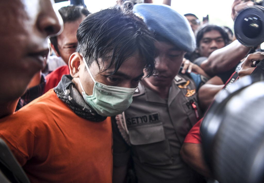 Penyanyi Januarisman Runtuwene dihadirkan saat rilis kasus penyalahgunaan narkoba di Mapolres Pelabuhan Tanjung Priok, Jakarta.