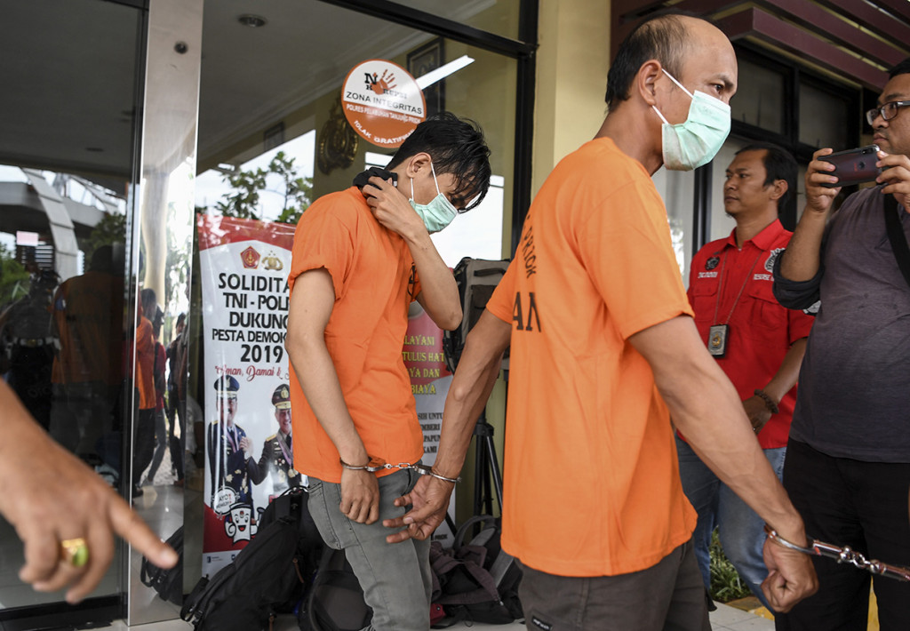 Aris ditangkap saat nyabu bersama empat temannya yang berinisial YSP, AS, AY, dan AM.