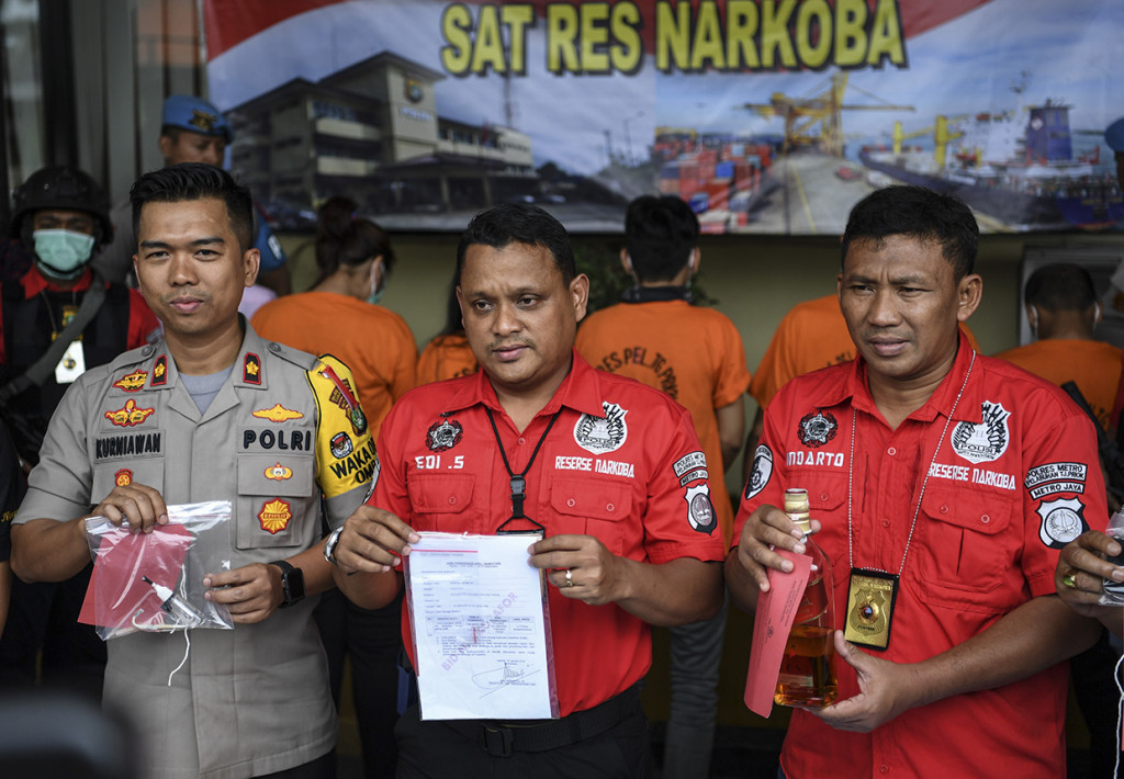 Dalam penangkapan tersebut, polisi menyita barang bukti berupa satu bungkus sabu seberat 0,23 gram, satu unit bong, dan lima ponsel.