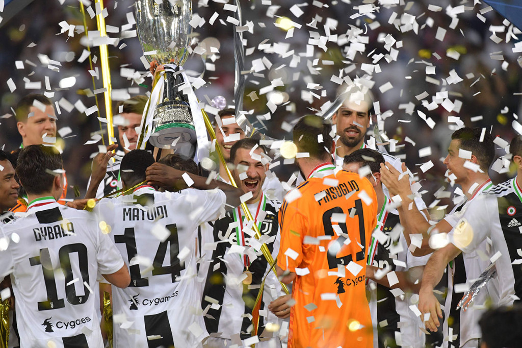 Para pemain Juventus meluapkan kegembiraan mereka usai merengkuh gelar juara Piala Super Italia dengan mengalahkan AC Milan 1-0, Kamis, 17 Januari 2019 dini hari WIB.