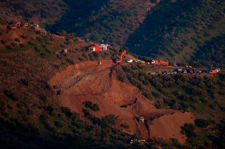 Petugas penyelamat melanjutkan upaya untuk menemukan seorang balita yang jatuh ke sumur di Totalan, Spanyol selatan, tiga hari yang lalu.