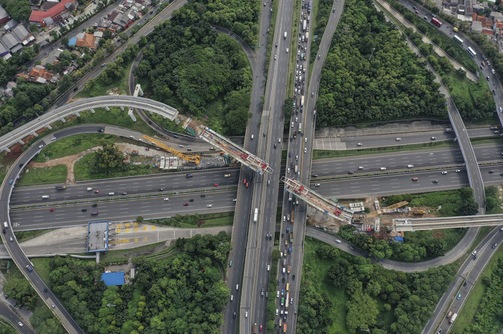 Foto udara pemasangan U Shaped Girder pada proyek pembangunan kereta api ringan (LRT) Jabodebek rute Cawang - Cibubur di simpang susun Pasar Rebo, Jakarta.