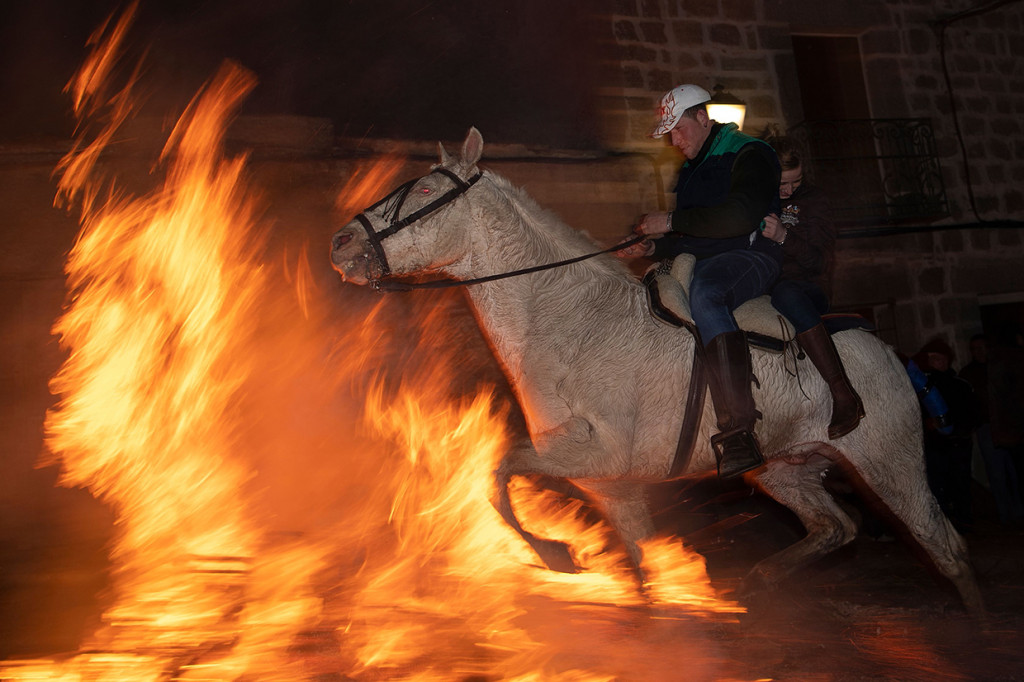 Tradisi ini pun tak bisa sembarangan orang melakukannya. Hanya para pengendara kuda yang ahli yang dapat ikut serta untuk mengendarai kuda menerobos api unggun yang telah disediakan.