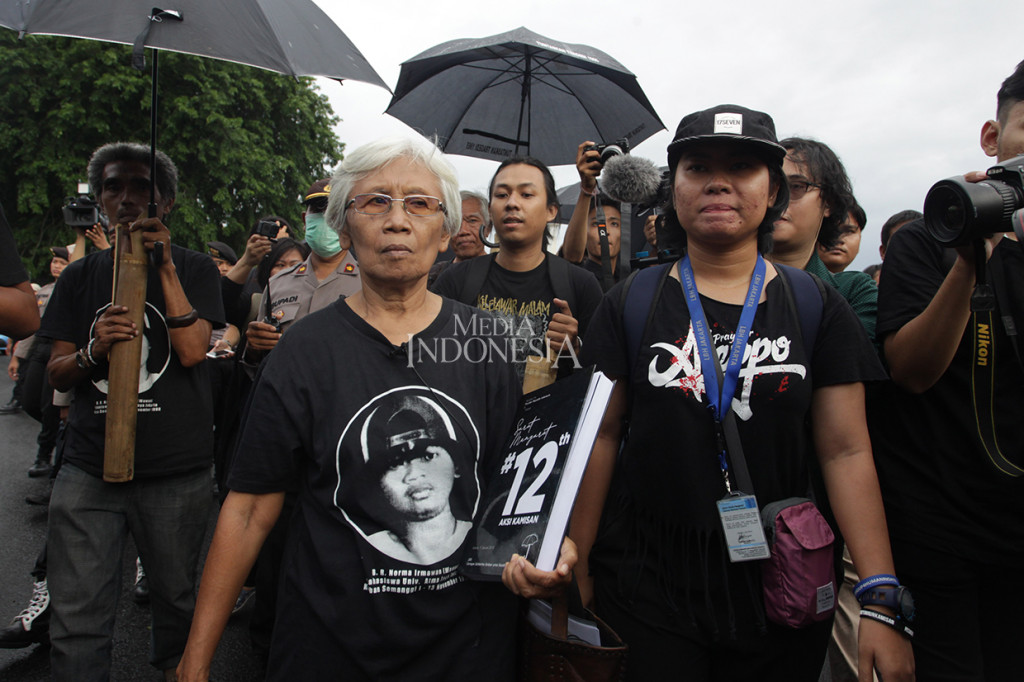 Maria Catarina Sumarsih, ibunda dari Benardinus Realino Norma Irawan (Wawan) mahasiswa Universitas Atma Jaya yang tewas dalam peristiwa Semanggi I, bersama dengan peserta kamisan membawa kumpulan catatan 12 tahun aksi kamisan yang telah dibukukan untuk dikirimkan kepada Presiden Joko Widodo, Jakarta.