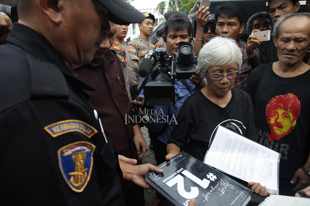 Meskipun sempat dihalang-halangi oleh petugas Kepolisian, Maria Catarina Sumarsih tetap mengantarkan catatan tersebut kepada pihak pengamanan dalam kantor Sekretariatan Negara. 