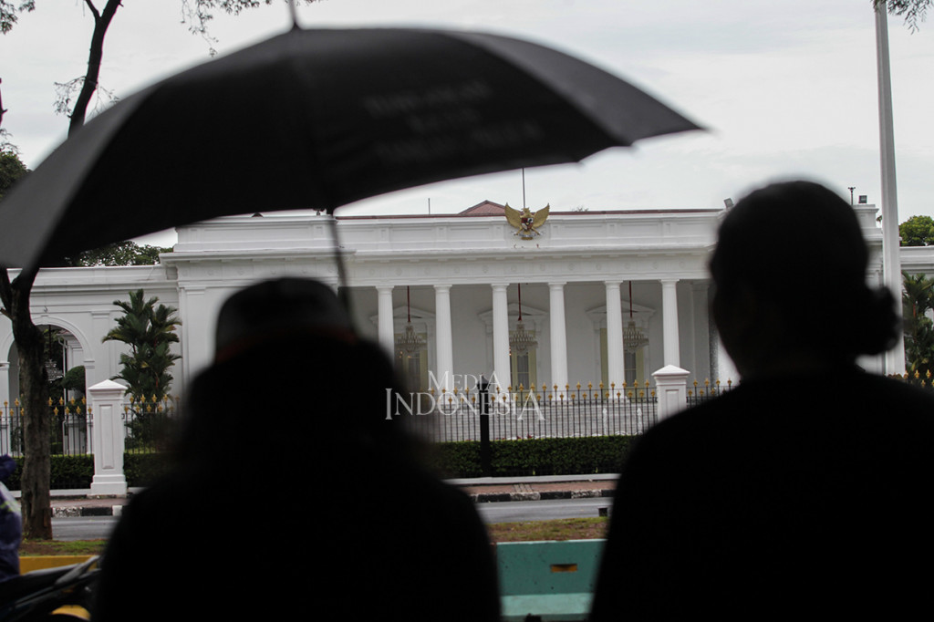 Sejak 18 Januari 2007, para korban dan keluarga pelanggaran HAM berat beraksi mengenakan pakaian dan atribut serba hitam. Mereka menuntut tanggung jawab negara dalam menuntaskan kasus HAM berat di Indonesia, seperti tragedi Semanggi I, Semanggi II, Trisakti, Tragedi 13-15 Mei 1998, Talangsari, Tanjung Priok dan Tragedi 1965.