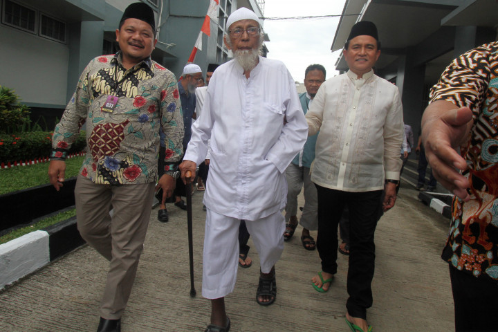 Yusril Ihza Mahendra melakukan kunjungan sekaligus menjadi khatib dan imam solat jumat di Lapas Gunung Sindur tempat Ba'asyir ditahan. Ia mengatakan, Presiden Jokowi merasa iba terhadap kondisi kesehatan Abu Bakar Ba'asyir yang sudah menginjak usia 81 tahun dan kondisi kesehatannya yang terus menurun.