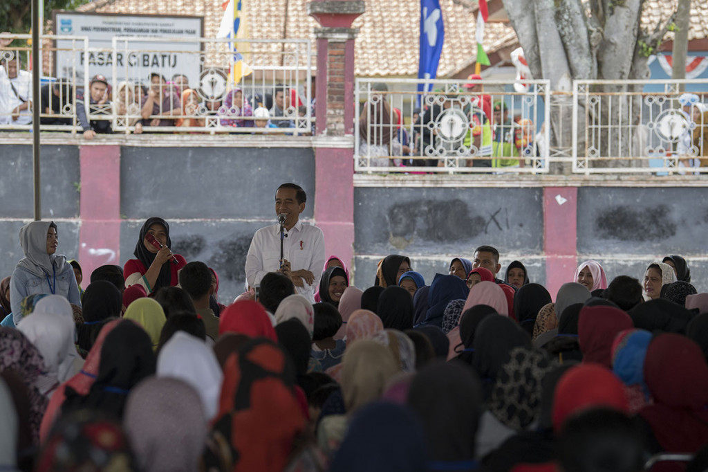 Dalam pertemuannya dengan ibu-ibu Mekaar binaan PNM, Jokowi mendorong peningkatan bisnis supermikro di Jawa Barat. Pinjaman yang diberikan oleh pemerintah harus digunakan untuk keperluan produktif.