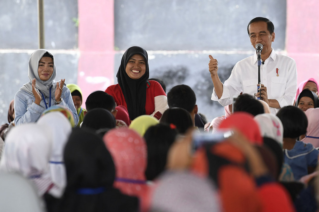 Program Mekaar merupakan program pinjaman PNM ke berbagai masyarakat, termasuk kelompok ibu yang berpotensi menjadi pendukung ekonomi keluarga. Program unggulan ini juga menjadi upaya efektif pemerintah dalam mendorong inklusi keuangan.