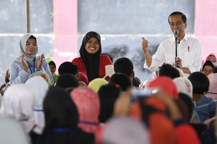 Program Mekaar merupakan program pinjaman PNM ke berbagai masyarakat, termasuk kelompok ibu yang berpotensi menjadi pendukung ekonomi keluarga. Program unggulan ini juga menjadi upaya efektif pemerintah dalam mendorong inklusi keuangan.