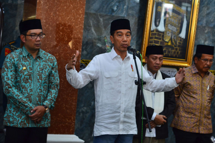 Selain meninjau program Membina Ekonomi Keluarga Sejahtera (Mekaar), Jokowi juga meninjau sejumlah proyek dan program pemerintah di Garut. Proyek tersebut meliputi reaktivasi rel, elektrifikasi PLN, dan sertifikasi tanah wakaf. Antara Foto/Adeng Bustomi