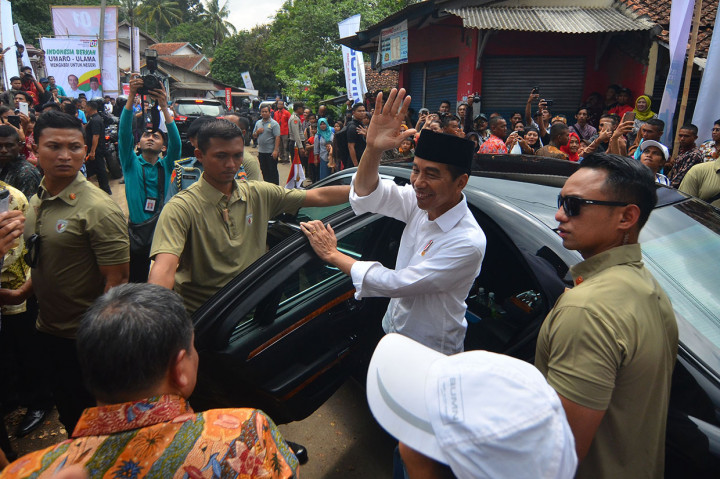 Presiden Joko Widodo menyapa warga usai menyerahkan sertifikat wakaf di Mesjid Besar Cibatu, Kabupaten Garut, Jawa Barat. Presiden menyerahkan 257 sertifikat wakaf untuk masjid, musala, pondok pesantren dan lembaga pendidikan lainnya untuk wilayah di Jawa Barat. Antara Foto/Adeng Bustomi