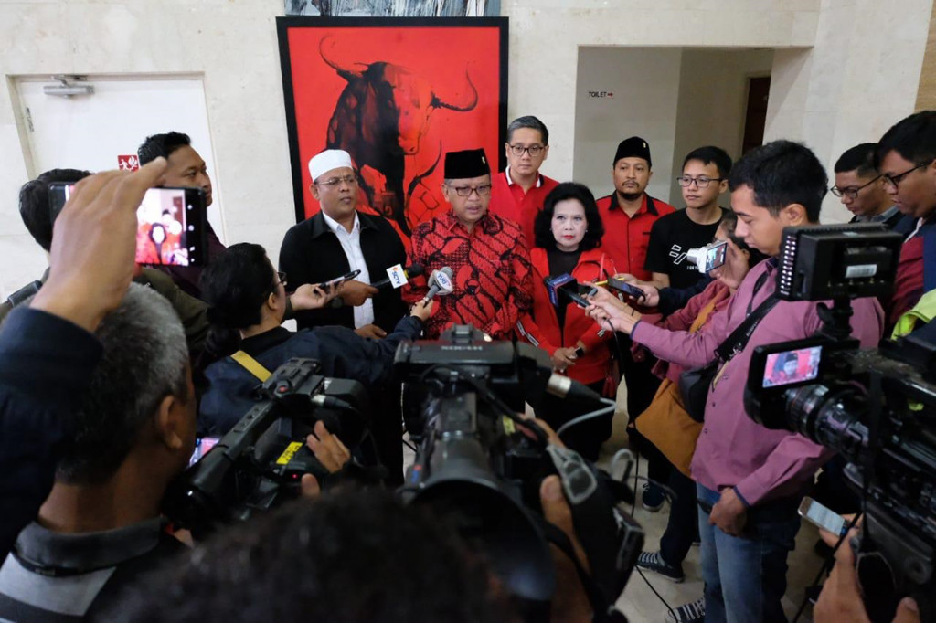 PDI Perjuangan terus memantapkan konsolidasi pemenangan Jokowi-KH Ma’ruf Amin dan sekaligus kemenangan PDI Perjuangan. “Ada lagu Koes Plus yang terkenal, Ke Jakarta Aku Kan Kembali. Spirit inilah yang kami bawa. Kami tidak hanya kembali, kembali menang, namun selalu menyatu berada di tengah masyarakat DKI” kata Sekretaris Jenderal Hasto Kristiyanto yang memimpin Safari Politik Kebangsaan itu. 