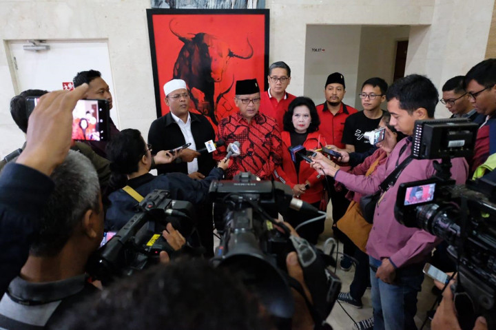 PDI Perjuangan terus memantapkan konsolidasi pemenangan Jokowi-KH Ma’ruf Amin dan sekaligus kemenangan PDI Perjuangan. “Ada lagu Koes Plus yang terkenal, Ke Jakarta Aku Kan Kembali. Spirit inilah yang kami bawa. Kami tidak hanya kembali, kembali menang, namun selalu menyatu berada di tengah masyarakat DKI” kata Sekretaris Jenderal Hasto Kristiyanto yang memimpin Safari Politik Kebangsaan itu. 